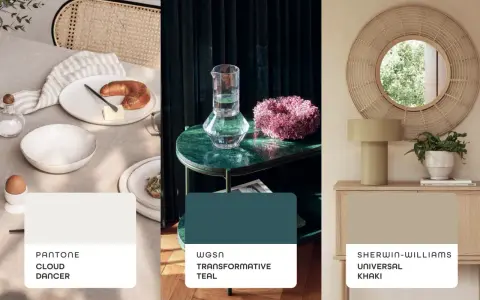 Tendenze arredamento: tavola apparecchiata, tavolino in marmo verde e specchio in rattan. Colori: Cloud Dancer, Transformative Teal, Universal Khaki.