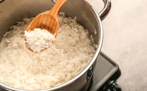 Jak uprażyć ryż? Odkryj sekret szefów kuchni!