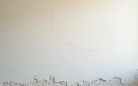 Gładź pod tapetę: Konieczność czy zbędny koszt? Decyzja eksperta