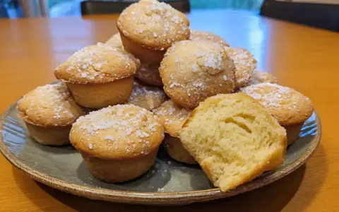 En hög med fluffiga muffins, strösslade med socker. Perfekt för ett enkelt grahamstekakor recept.