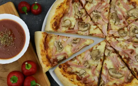 Pizza Capricciosa: Skład, historia i sekrety "kapryśnej" królowej