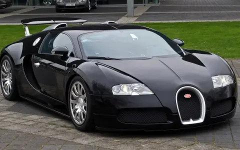 Czarny Bugatti Veyron, symbol luksusu i osiągów. Jego imponująca bugatti veyron cena sprawia, że jest marzeniem wielu kolekcjonerów.