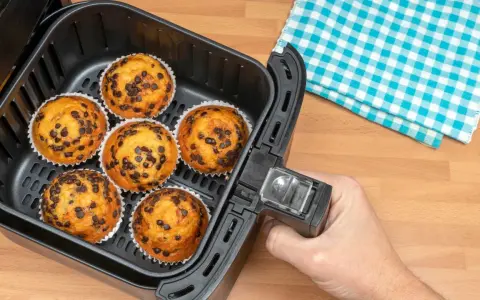 Magdalenas de chocolate recién hechas en una freidora de aire. ¡Perfectas para tus recetas airfryer!