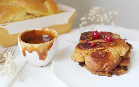 Délicieuse brioche perdue dorée, nappée de caramel et garnie de fruits rouges. Un délice à savourer !