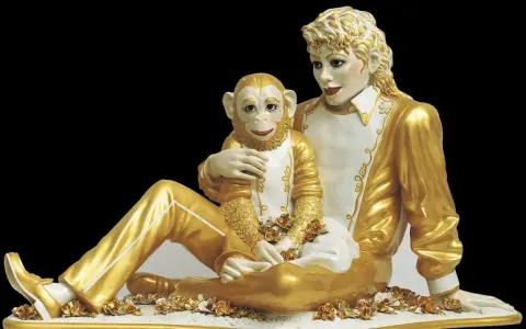 Jeff Koons-konstverk: en gyllene skulptur av Michael Jackson med sin apa Bubbles, omgivna av blommor.