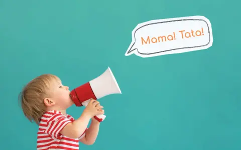 Mały chłopiec w czerwono-białe paski trzyma megafon i woła "Mama! Tata!".