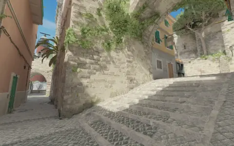 Kamienna ścieżka i schody w klimacie tuscan cs go, z widokiem na latarnię morską i budynki.