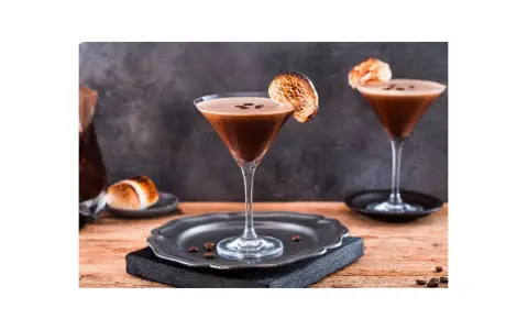 Espresso Martini przepis: dwa eleganckie kieliszki z kawowym drinkiem, ozdobione palonymi piankami i ziarnami kawy. Idealny na wieczór.