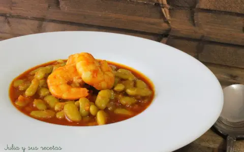 Plato de verdinas con langostinos, un guiso casero lleno de sabor.