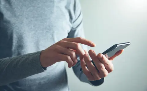 Sprawdzam, ile trwa przeniesienie numeru do Play, korzystając z telefonu.