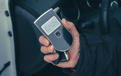 Alkomat w pracy: Jak nie oszukać i uniknąć zwolnienia?