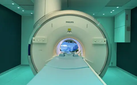 Nowoczesny aparat do rezonansu magnetycznego Philips. Wnętrze tunelu ozdobione jest widokiem górskiego krajobrazu, co ma umilić pacjentowi badanie mr.