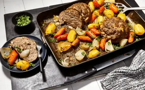 Hackbraten mit Kartoffeln und Karotten aus dem Ofen. Wie lange braucht ein Hackbraten 500g im Ofen? Ca. 45-60 Min.