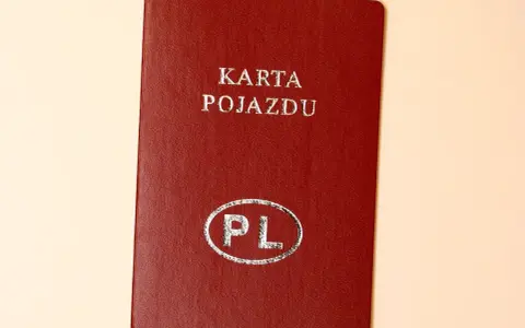 Czerwona okładka z napisem "KARTA POJAZDU" i symbolem "PL". Dokument jest potrzebny do rejestracji, ale w tym przypadku jest brak karty pojazdu.
