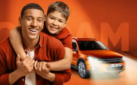 Glad pappa och son ler, med en orange bil och texten "led h4" i bakgrunden.
