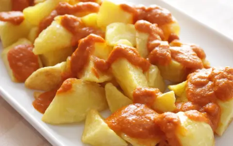 Pommes de terre coupées en dés, dorées et nappées d'une sauce bravas onctueuse. Un délice espagnol.