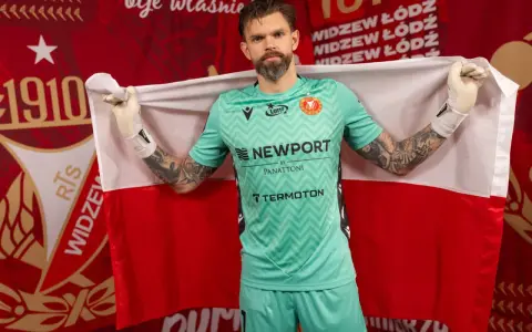 Bramkarz w zielonym stroju z polską flagą. Nowe widzew transfery w Łodzi.