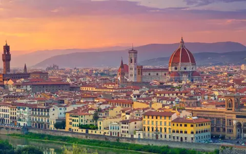 Firenze al tramonto: la cupola del Duomo e Palazzo Vecchio. Ideale per scoprire cosa fare a Firenze weekend.