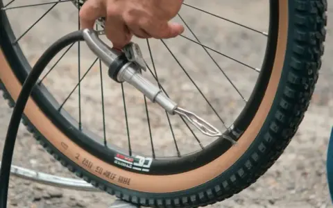 Jak napompować opony w rowerze? Klucz do komfortu i bezpieczeństwa