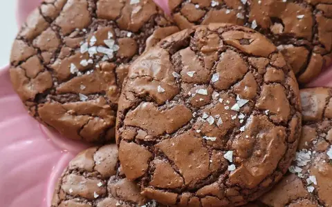 Mörka, spröda brownie cookies med flingsalt. Perfekta för fikat!