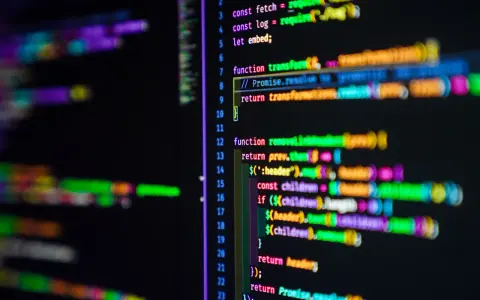Kolorowy kod JavaScript, z podświetlonymi fragmentami, w tym `toLowerCase()`.