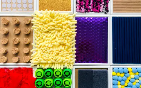 Panele sensoryczne DIY: Stwórz bezpieczną zabawkę dla rozwoju dziecka