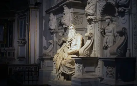 Majestatyczny Mojżesz, jedna z najbardziej znanych rzeźb Michała Anioła, siedzi w otoczeniu innych marmurowych dzieł.