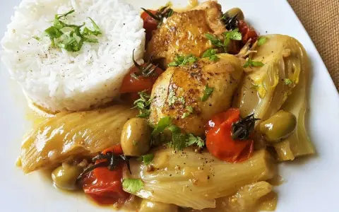Délicieuse recette raffinée avec du poulet, riz, fenouil braisé, tomates cerises et olives. Un plat savoureux qui évoque la Provence.