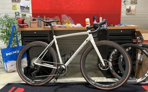 Biały rower gravelowy z napędem SRAM Rival XPLR gotowy na przygodę.