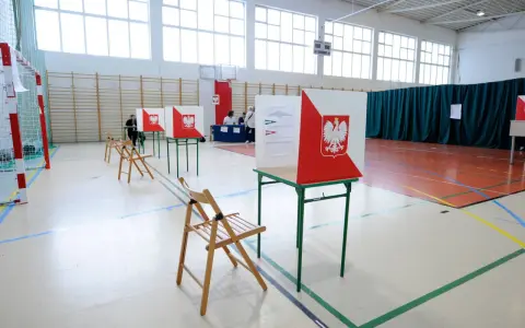 Puste krzesła czekają na wyborców w sali gimnastycznej, która służy jako lokal wyborczy.