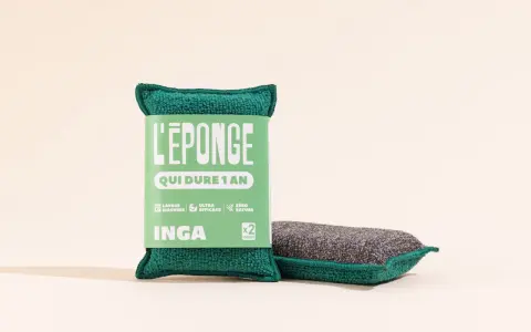 Deux éponges de nettoyage, une emballée avec un tissu grattant pour éponge, l'autre prête à l'emploi.