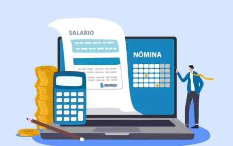 Un hombre revisa su nómina en una laptop, con monedas, calculadora y lápiz. Las dietas cotizan a la seguridad social.