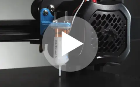 Drukarka 3D Ender 3 V2 z zainstalowanym BLTouch (CR Touch) do automatycznego poziomowania stołu.