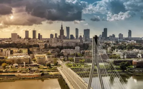 Warszawa słynie z nowoczesnej panoramy miasta z mostem Siekierkowskim i wieżowcami w tle, nad rzeką Wisłą.