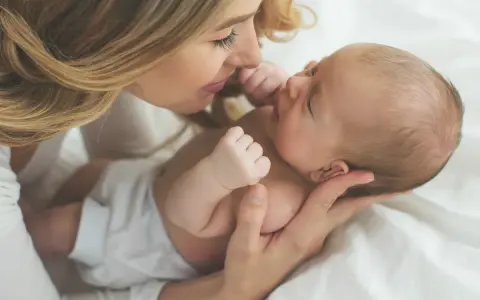 Delikatna mama tuli noworodka. Odruch moro do kiedy jest normalny?