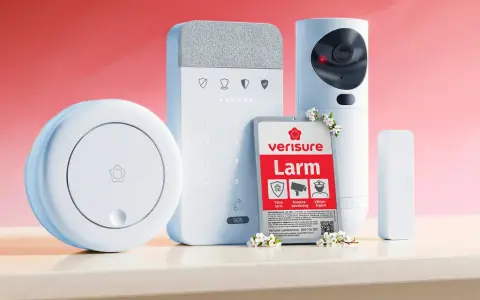 Säkerhetssystem från Verisure: larm utan abonnemang. Ett komplett kit med larmpanel, kamera, dörr/fönstersensor och en rund enhet.