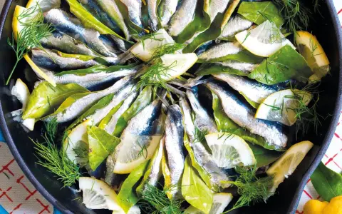Sardine in padella con limone, alloro e finocchietto, pronte per essere gustate.