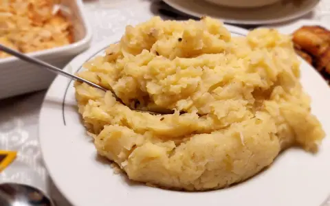 Góra pysznego, domowego panczkrautu, gotowego do podania. Obok pieczony kurczak i zapiekanka.