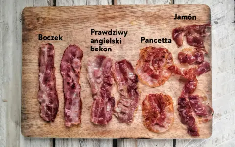 Boczek, prawdziwy angielski bekon, pancetta i jamón na desce. Różne rodzaje wędlin, każdy smakuje inaczej.