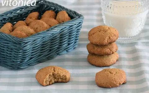 Deliciosas galletas de jengibre navideñas, recién horneadas y listas para disfrutar.