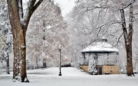 Zimowy park w Polanicy-Zdroju. Altana i drzewa pokryte śniegiem, tworzące magiczny krajobraz. Idealne polanica-zdrój atrakcje zimą.