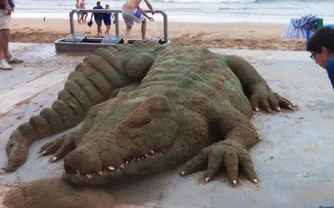 Niezwykłe rzeźby z piasku na plaży, które zachwycają turystów