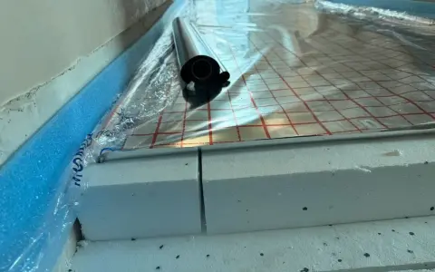 Izolacja i folia aluminiowa przygotowane do wylania posadzki. Dylatacja posadzki zapewni jej trwałość.