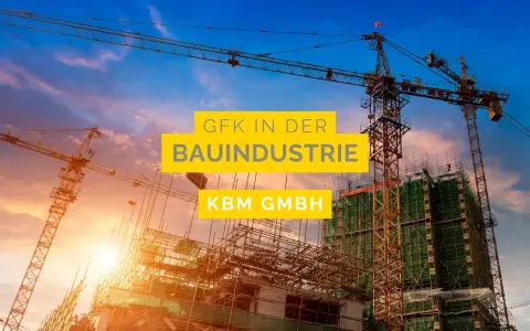 Baustelle mit Kränen im Sonnenuntergang. Gelbe Textfelder: "GFK IN DER BAUINDUSTRIE" und "KBM GMBH". GFK Erfahrungen in der Bauindustrie.