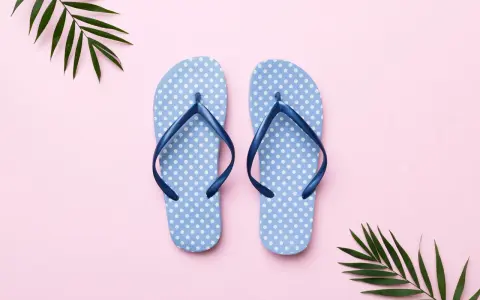 Letnie klapki damskie firmowe w kropki, idealne na plażę.
