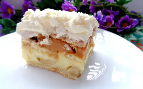 Szybkie ciasto z bananami i budyniem, przełożone kremem i bitą śmietaną. Idealne na deser.
