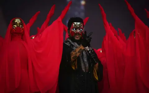 The Weeknd Sverige: artisten med mask och röda dansare på scen.