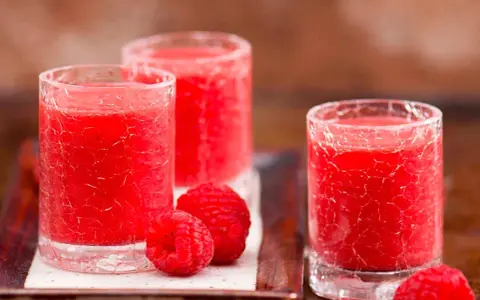 Jak zrobić drink z sokiem malinowym? Proste przepisy Toli!