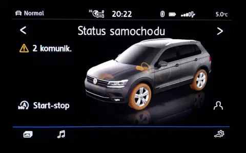 Na ekranie samochodu widoczny jest żółty wykrzyknik w trójkącie, informujący o 2 komunikatach.