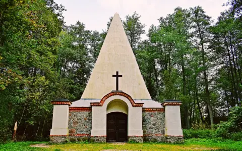 Banie Mazurskie: Piramida, żubry i spokój - Twój przewodnik